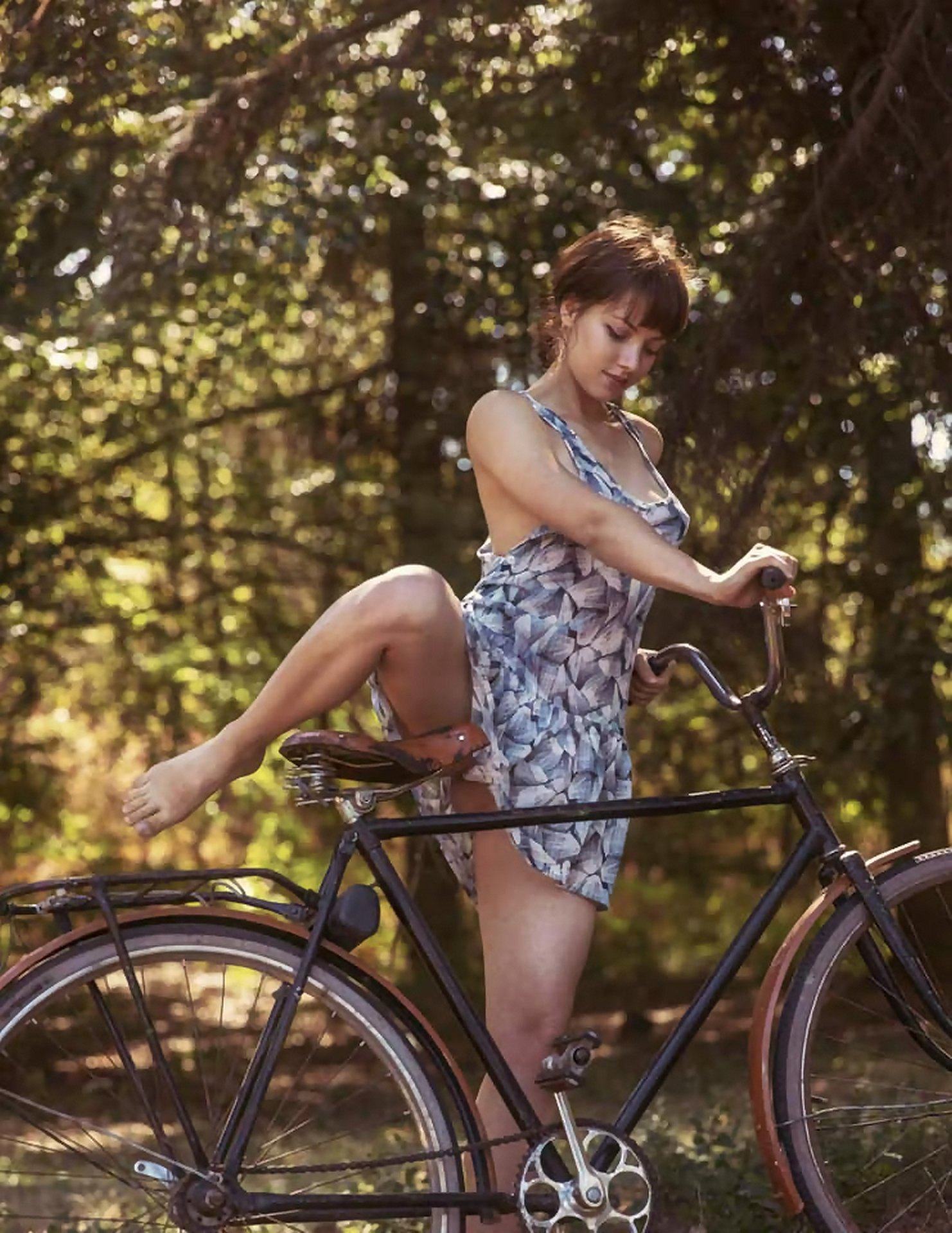 эротика в юбке на велосипеде фото 71