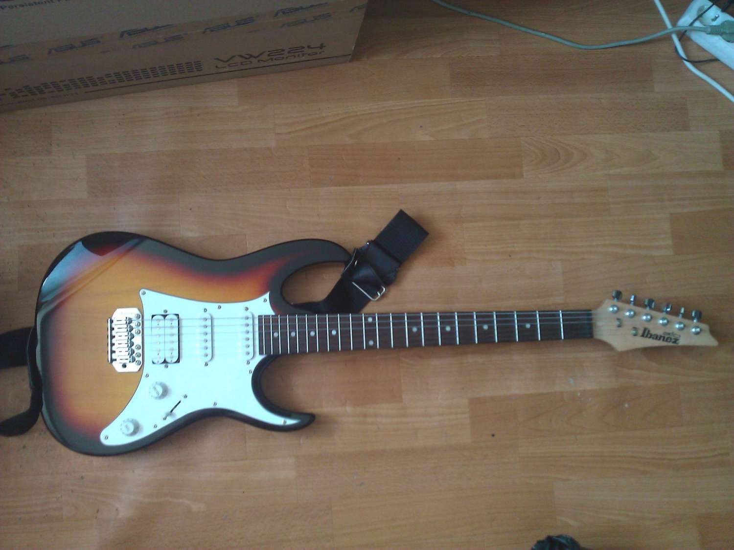 Ibanez GRX40 TRI FADE BURST + Комбо TORQUE TGS-106