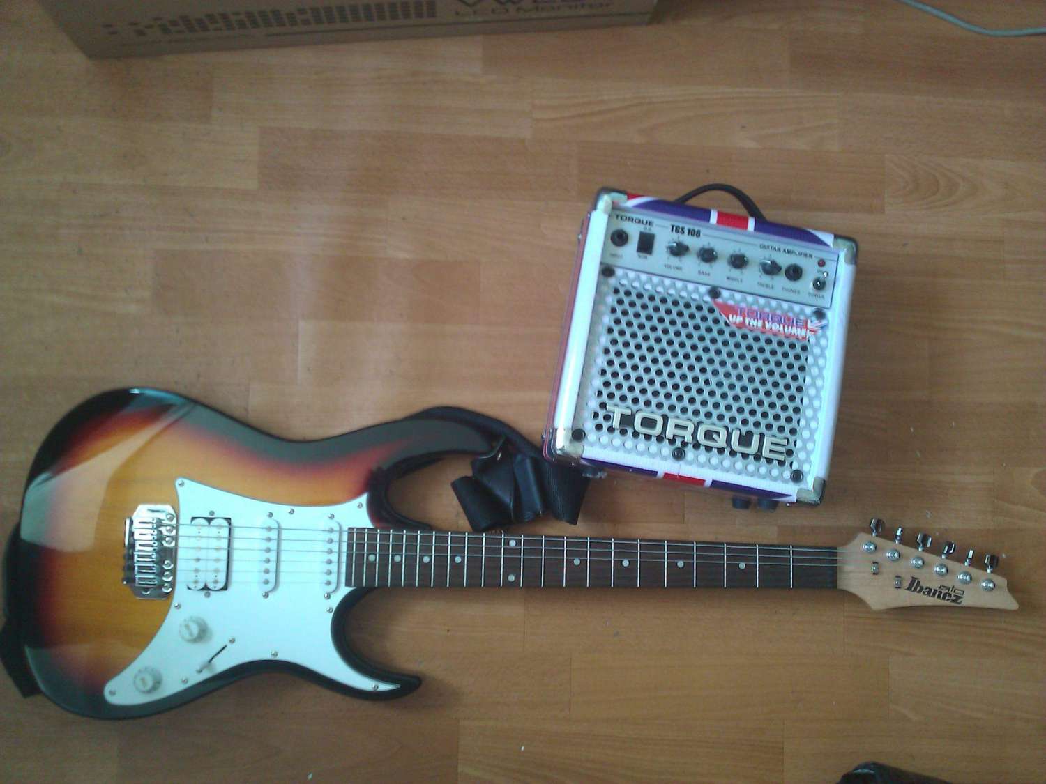 Ibanez GRX40 TRI FADE BURST + Комбо TORQUE TGS-106