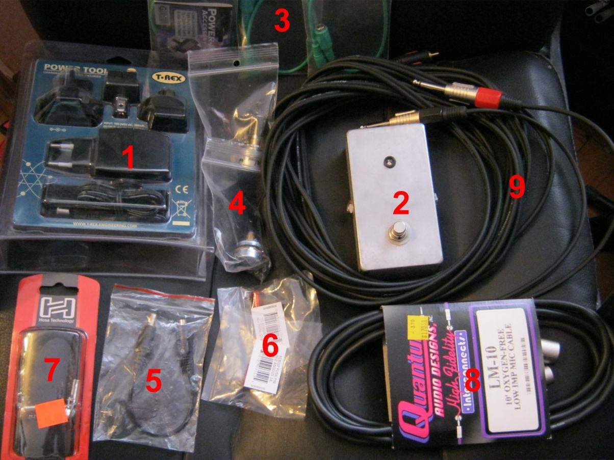 Много мелочи - батарейки, шнуры, переходники питания, луп-селектор 859718-0