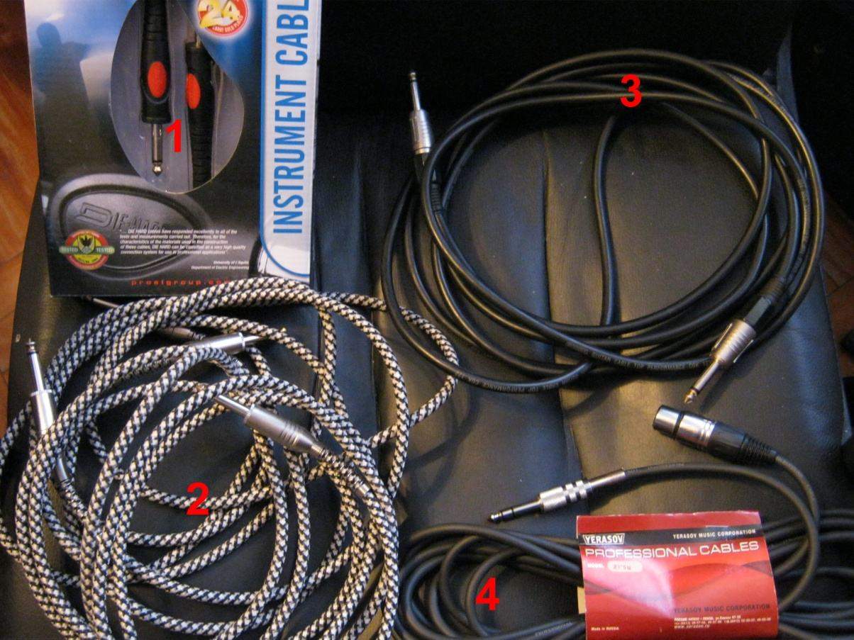 Много мелочи - батарейки, шнуры, переходники питания, луп-селектор 859720-1