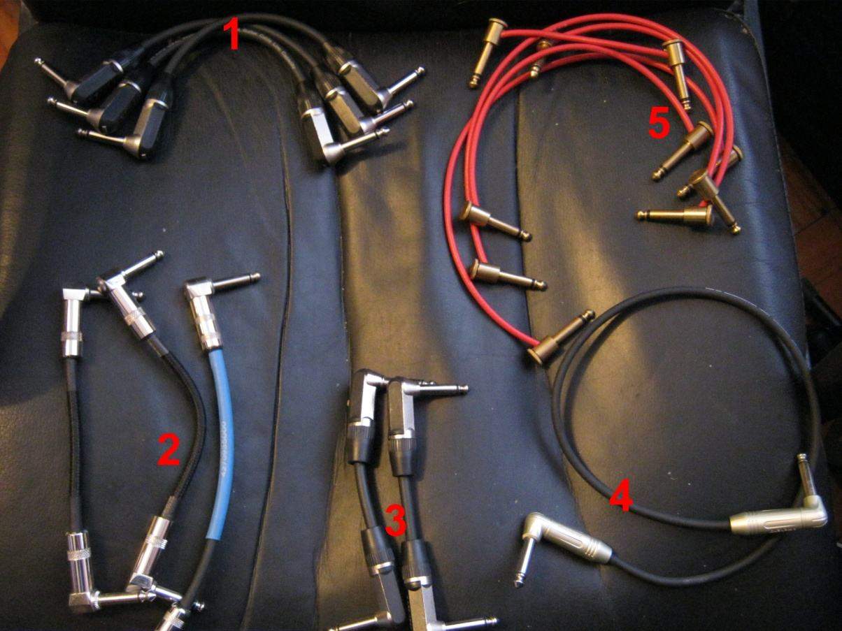 Много мелочи - батарейки, шнуры, переходники питания, луп-селектор 859722-2