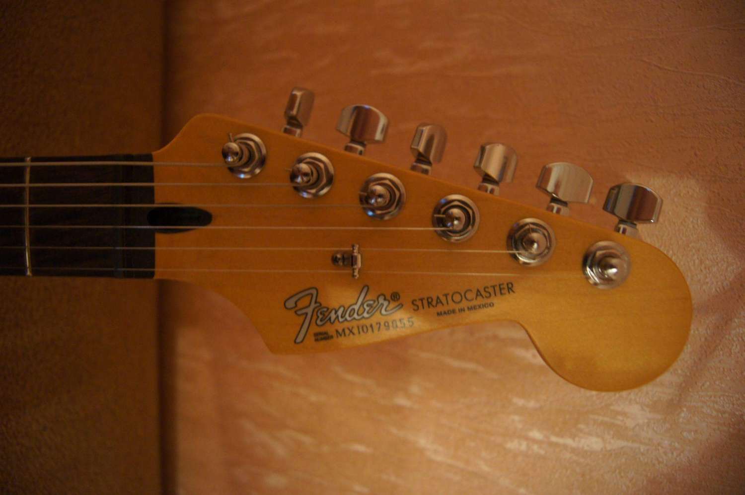 Продано!!!!!!Fender Deluxe Lonestar Stratocaster 2011 Arctic White MIM