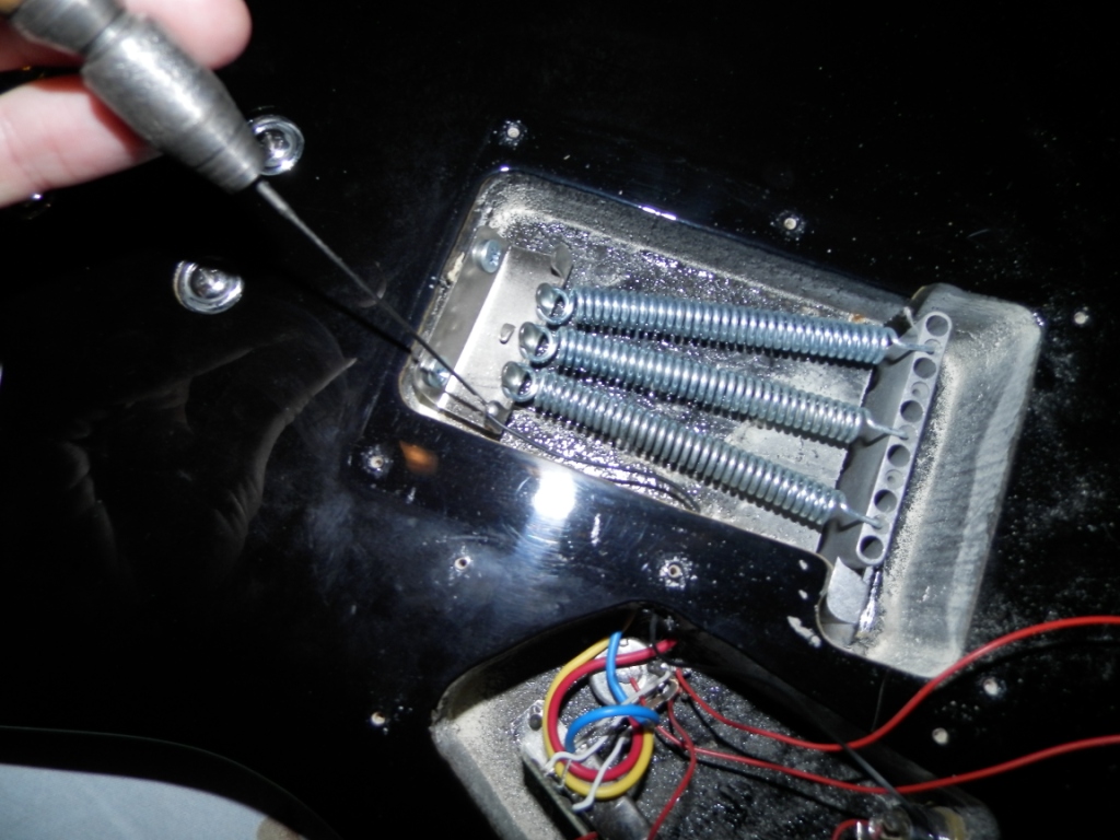 Не хватает внутренностей в электрогитаре (новичок) 1092243-5