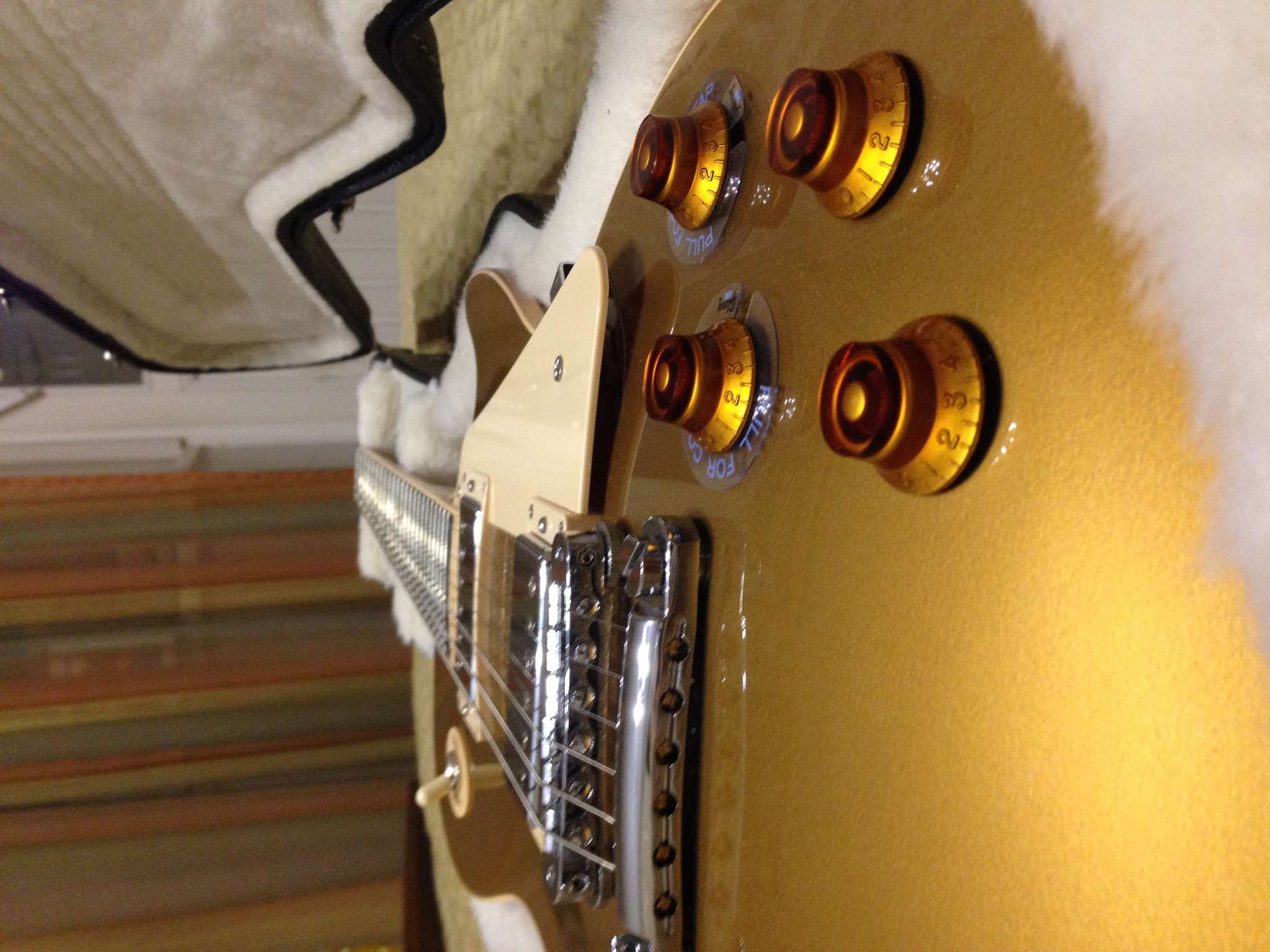 105000 руб.! Gibson Les Paul Standard 2013 Goldtop. like new