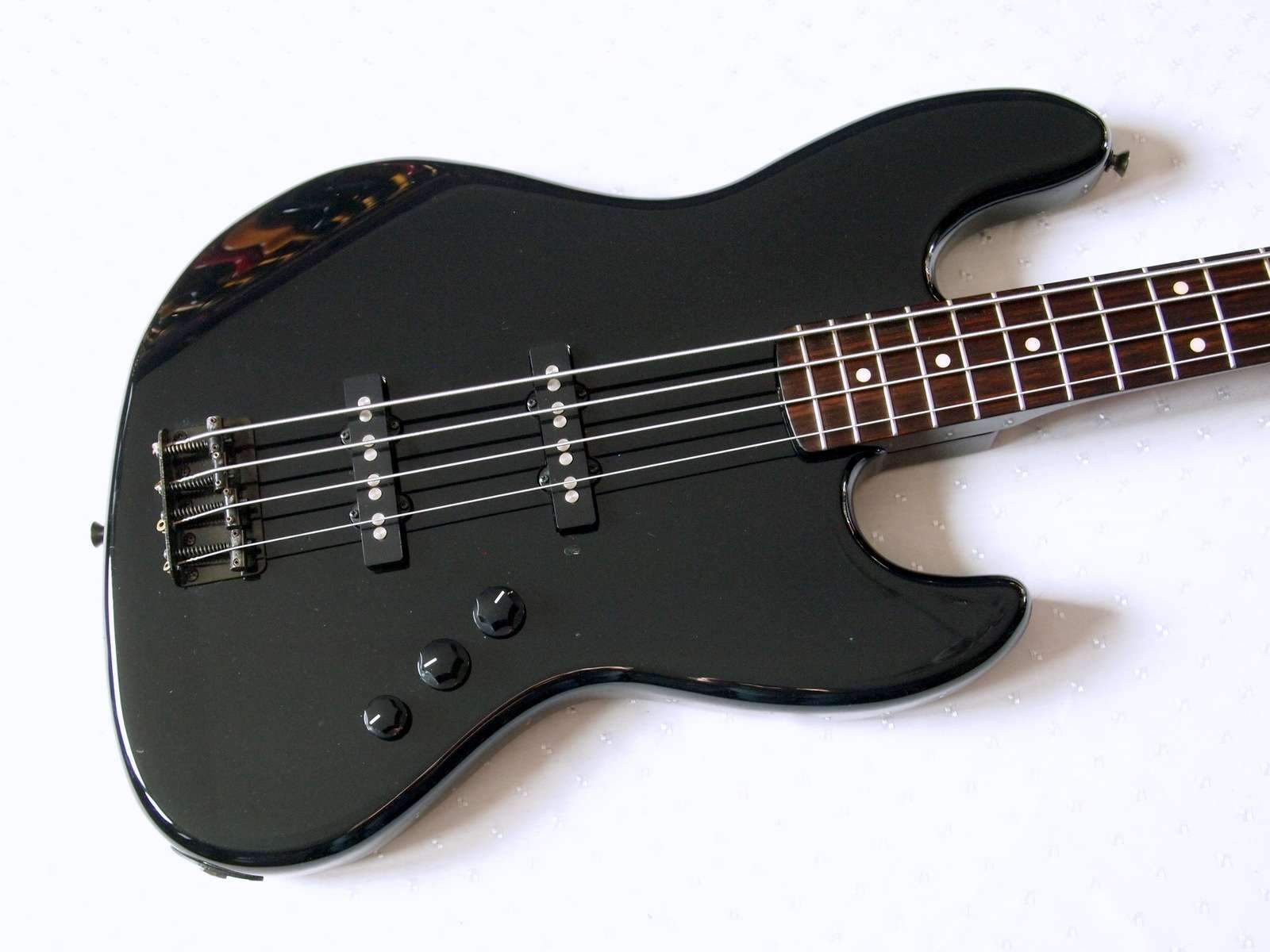 Black bass. Fender Jazz Bass Black. Фендер джаз бас черный. Бас гитара Фендер черная. Fender Aerodyne Jazz Bass без пикгарда.