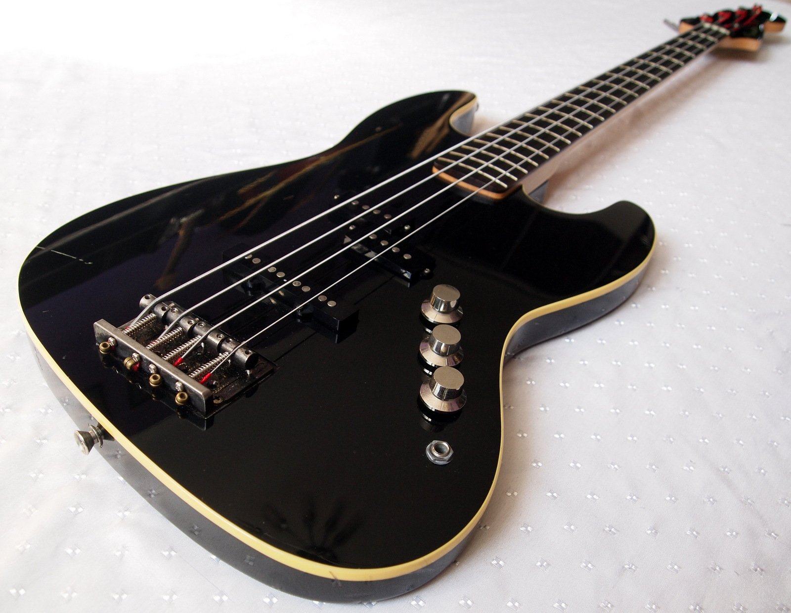 Bass deluxe. Фендер джаз бас аэродин. Fender Aerodyne Jazz Bass Japan. Aerodyne от Fender AST 110. Fender Aerodyne Precision Bass.