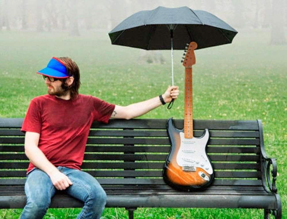 Музыкальный инструмент дождь. Гитара на скамейке. Парень с гитарой на лавке. Смешной гитарист. Человек с электрогитарой.