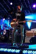 401px-Tom_Delonge_on_Jimmy_Kimmel_with_Blink_182_09.jpg
