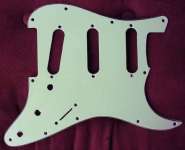 pickguard-strat-vert-ancien.jpg