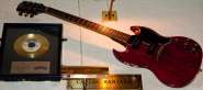 Carlos_Santana's_Gibson_SG_Special,_Hard_Rock_Cafe_Cairo.jpg