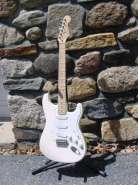 Белый Fender Standard Stratocaster 2004 на супер звучках Lace Sensors. 172926-2