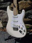 Белый Fender Standard Stratocaster 2004 на супер звучках Lace Sensors. 172928-3