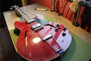 Gibson ES-335_1967 Chery-22.jpg