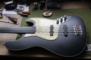 BASS FRETLESS-3.jpg