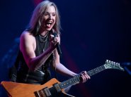 Lzzy-Hale@2000x1500-1.jpg
