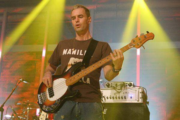 Пол тернер. Басист Jamiroquai пол Тернер. Jamiroquai басист. Paul Turner (bassist). Бас гитарист группы декабрь.