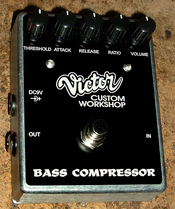 Bass com. Boss бассовый компрессор. Педаль компрессор для бас гитары. Педаль эффектов DIY Bass Compressor. Дистрибьютор Custom Bass.